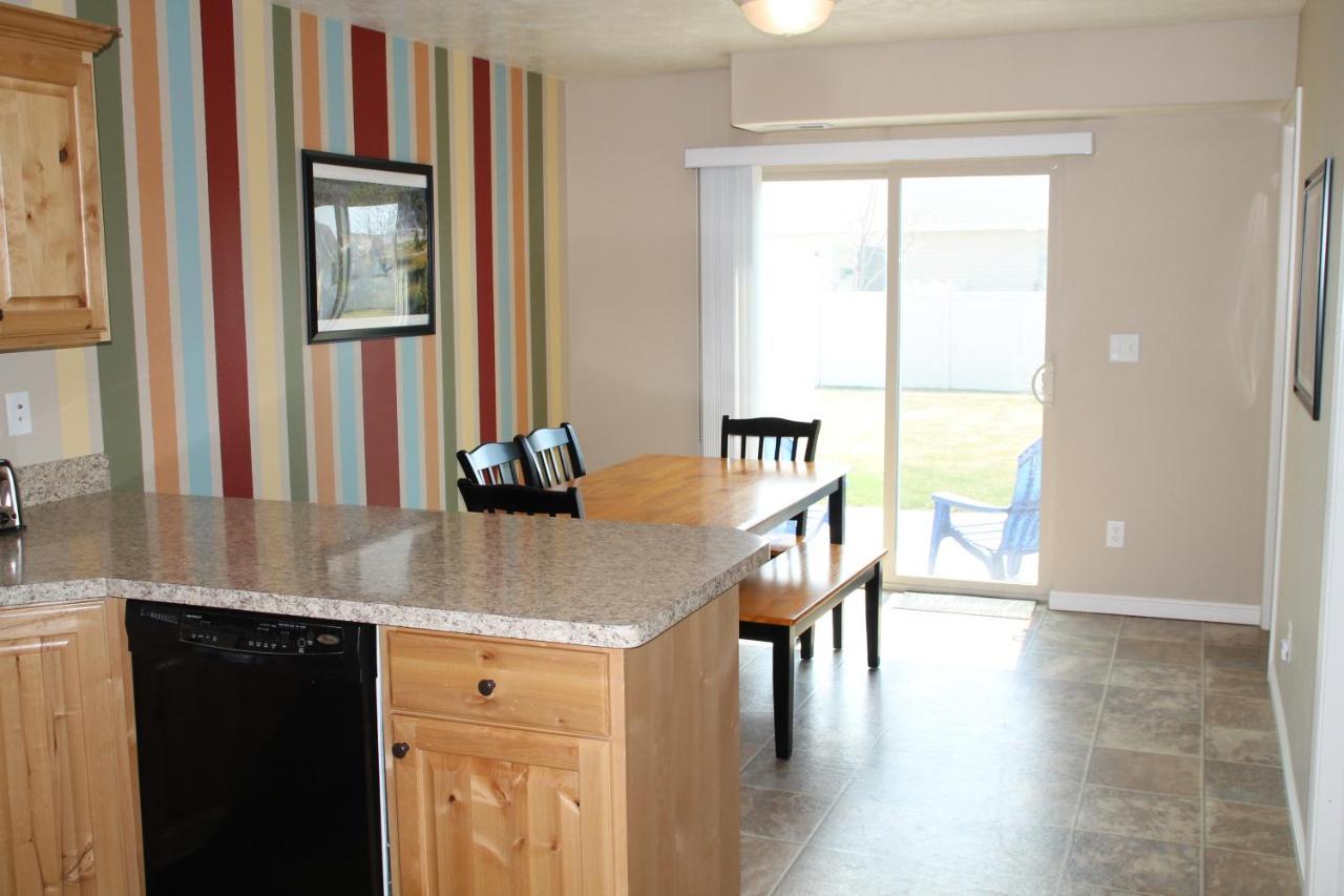 3 Queen Beds, 1 Twin Bed, 2 Rooms, 1 And A Half Bath, Self Check-In, Flexcation Equipped Idaho Falls Exterior photo