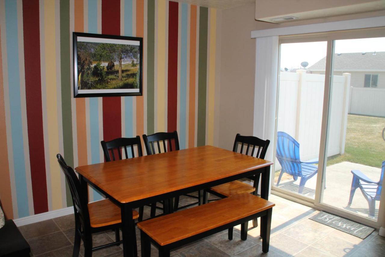 3 Queen Beds, 1 Twin Bed, 2 Rooms, 1 And A Half Bath, Self Check-In, Flexcation Equipped Idaho Falls Exterior photo