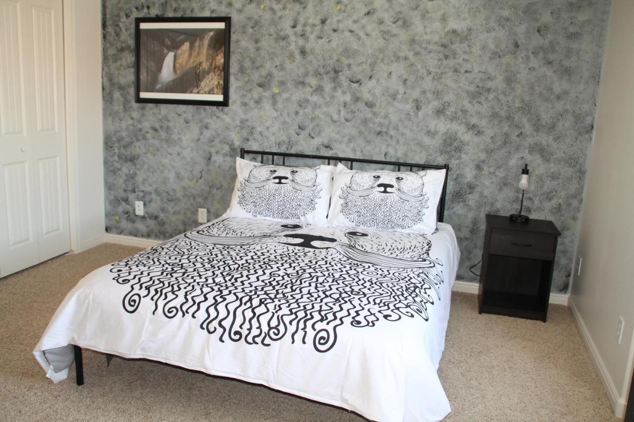 3 Queen Beds, 1 Twin Bed, 2 Rooms, 1 And A Half Bath, Self Check-In, Flexcation Equipped Idaho Falls Exterior photo